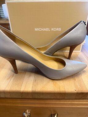Michael Kors Light Gray Pointed-Toe Leather Pumps